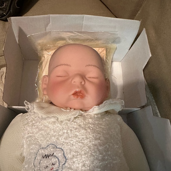 🩷NEW IN BOX NUMBERED PREMIUM EDITION Dreams and Treasures porcelain doll - Picture 2 of 7